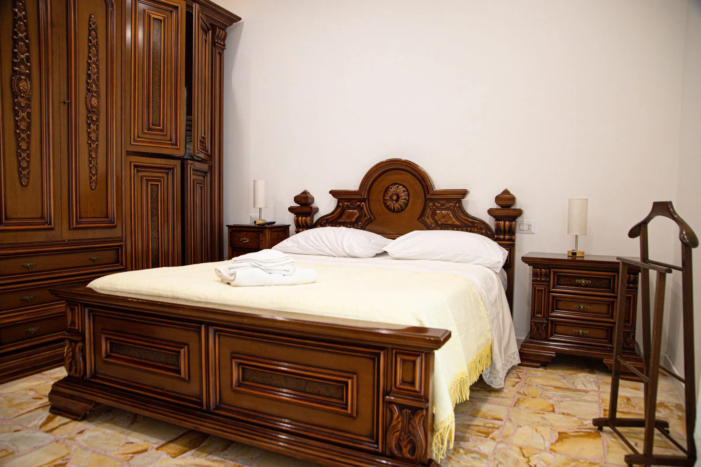Camera Maria: armadio e letto in noce antico