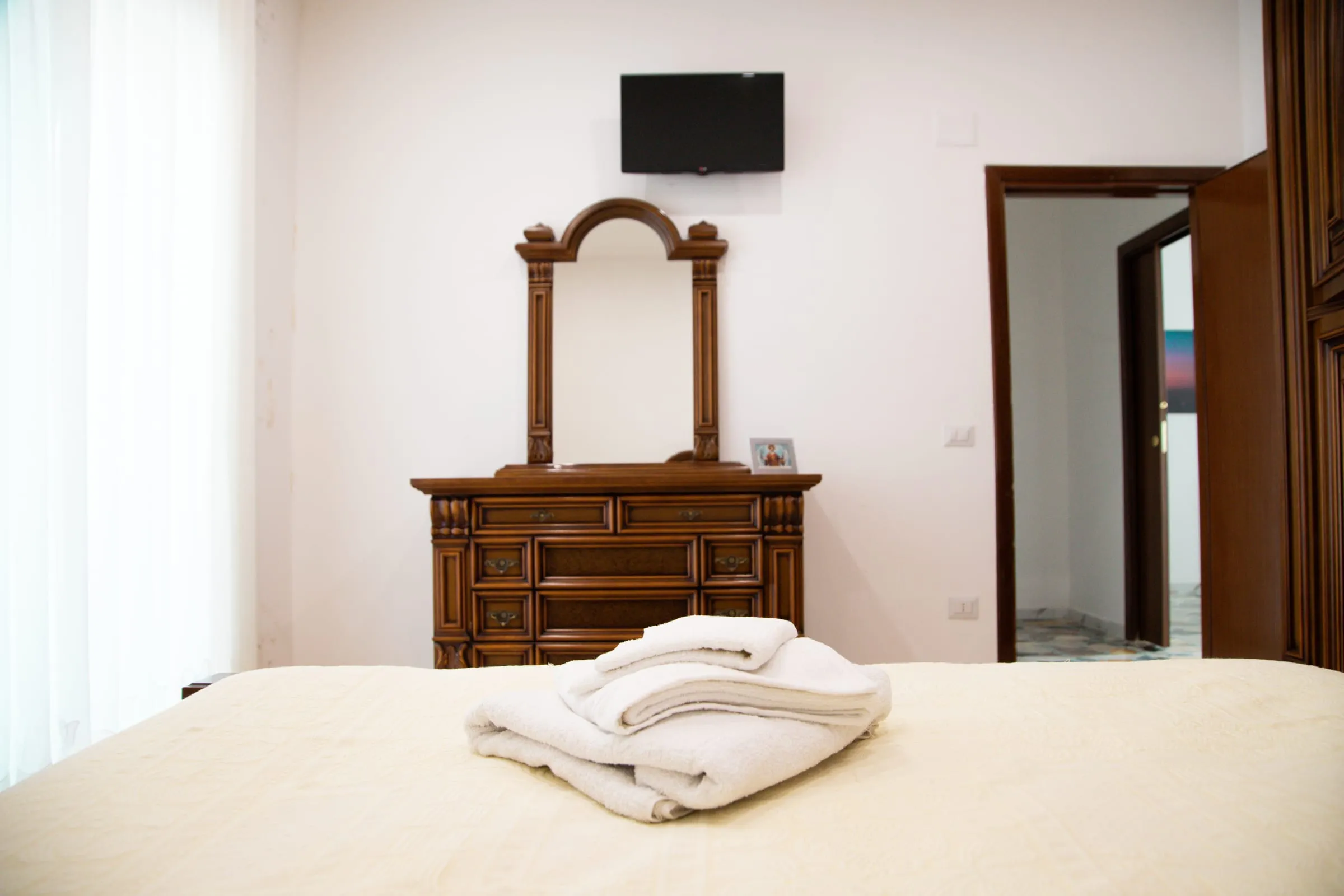 Camera Maria: toeletta con specchio e TV