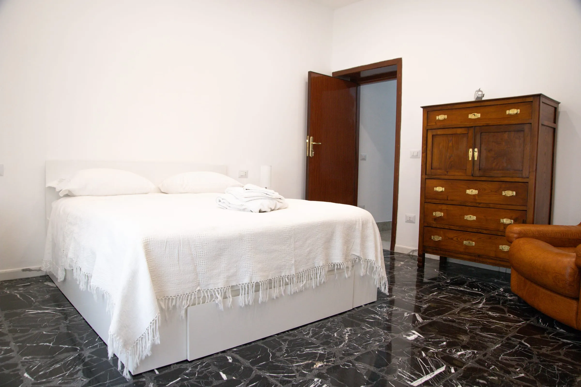 Camera Mimì: letto, cassettone in noce e poltrona