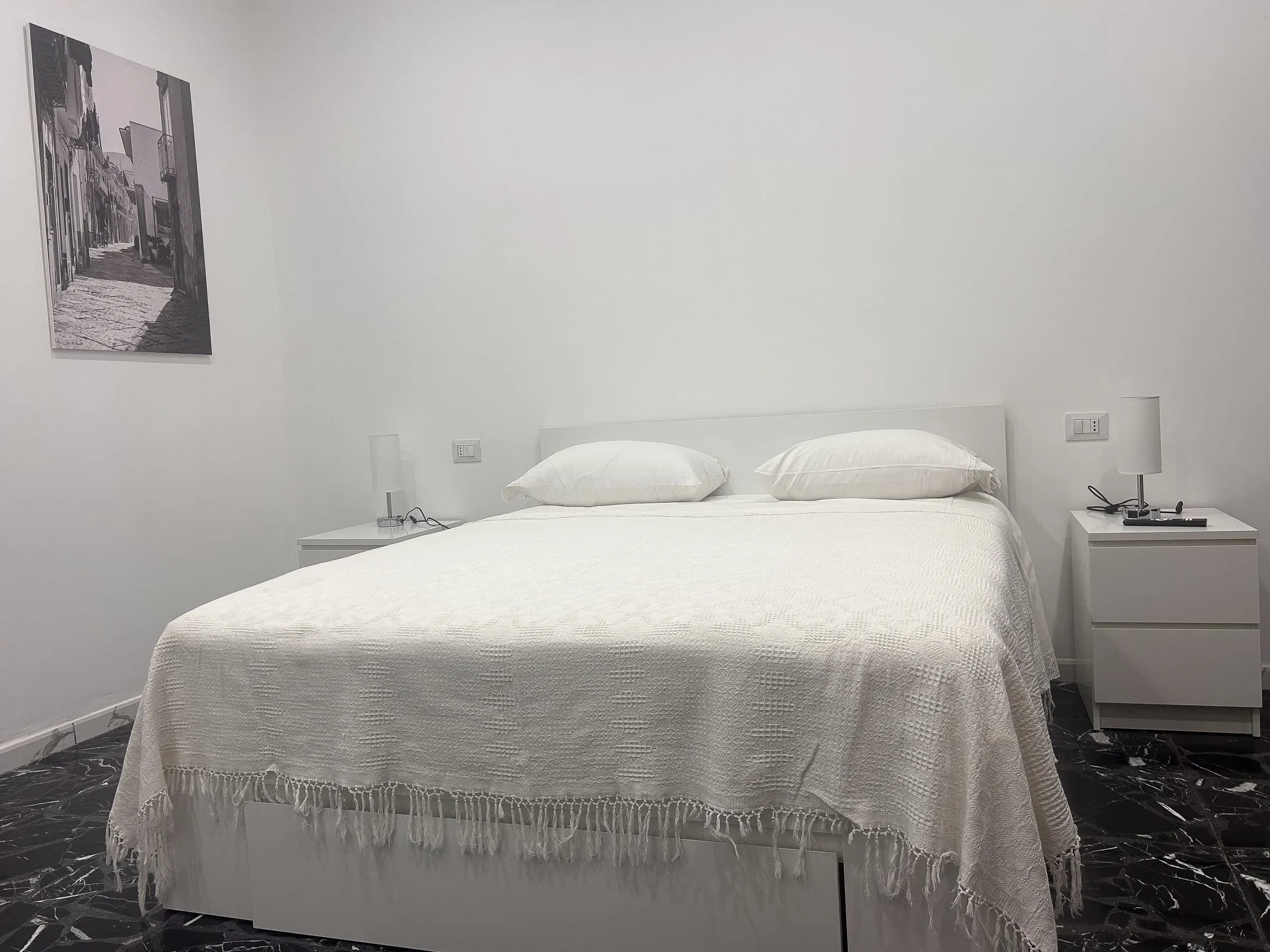 Camera Mimì: comodini bianchi e lampade