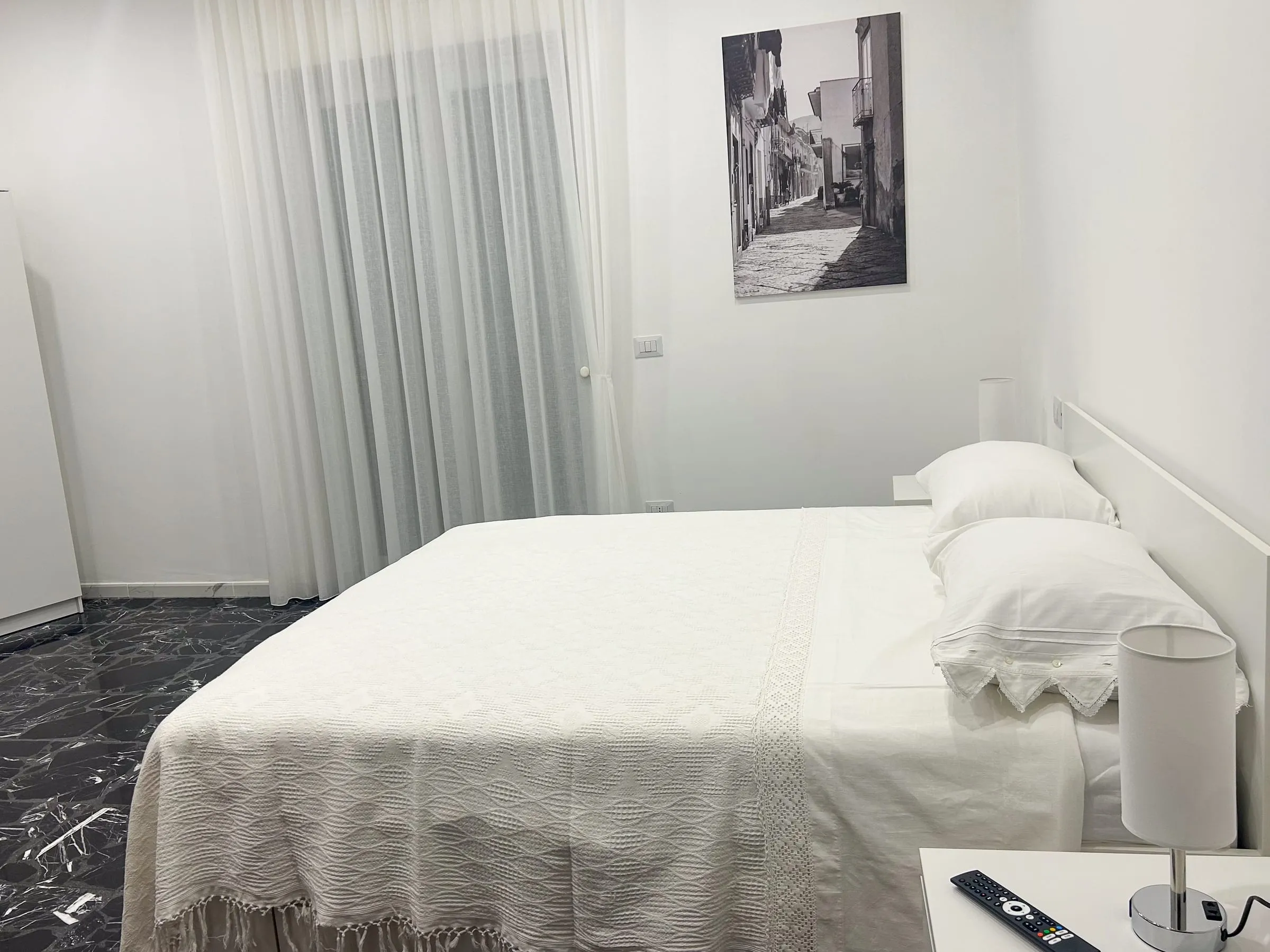 Camera Mimì con finestra e tende