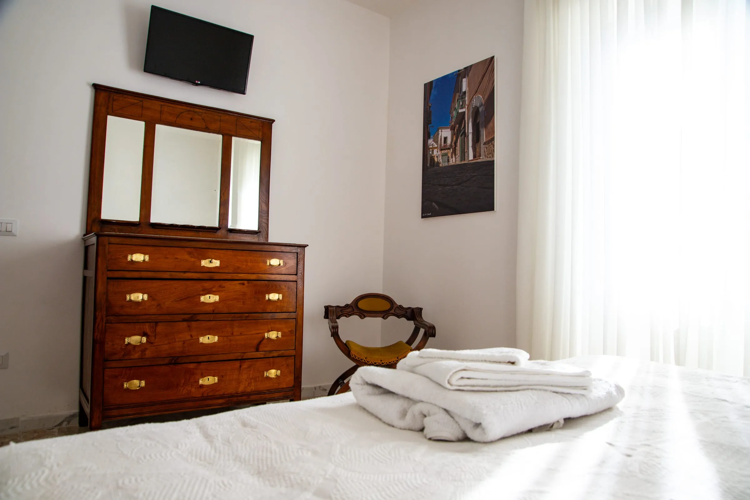 Camera NiCa: cassettone con specchio