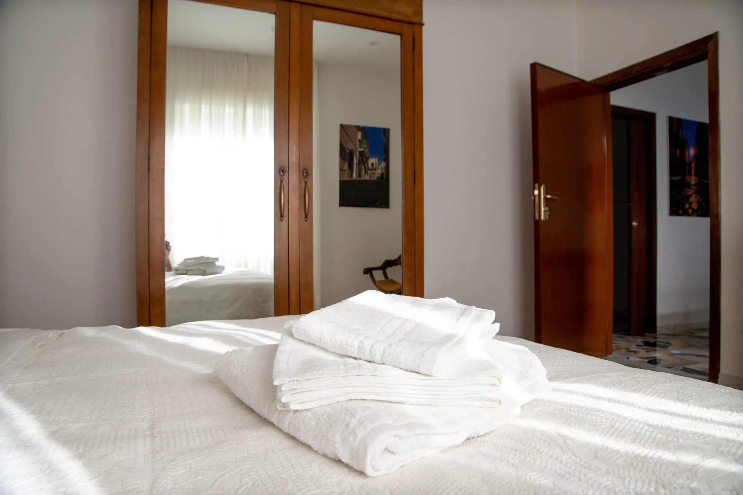 Camera NiCa: letto e armadio a specchio