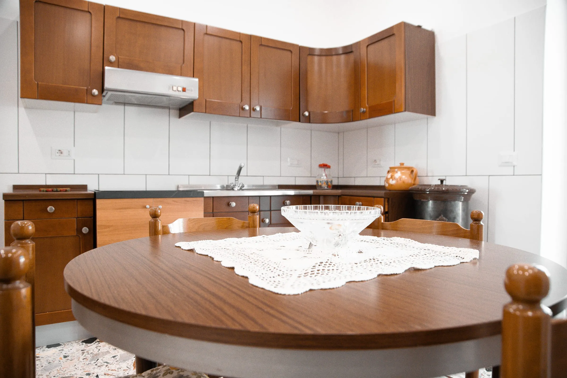 Cucina attrezzata con tavolo rotondo