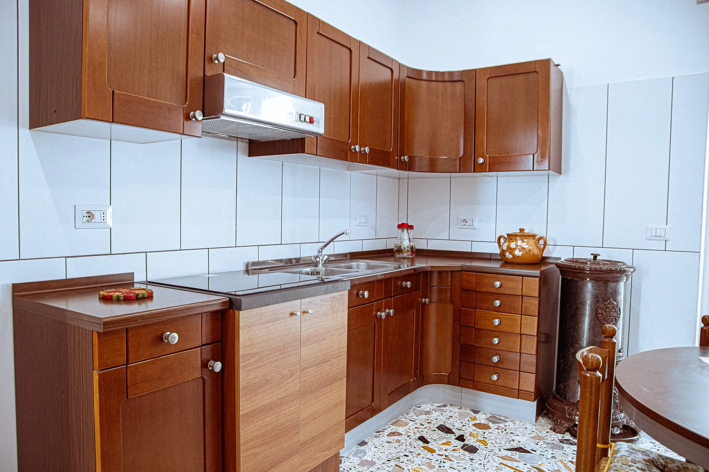 Cucina: piano cottura e pensili in legno