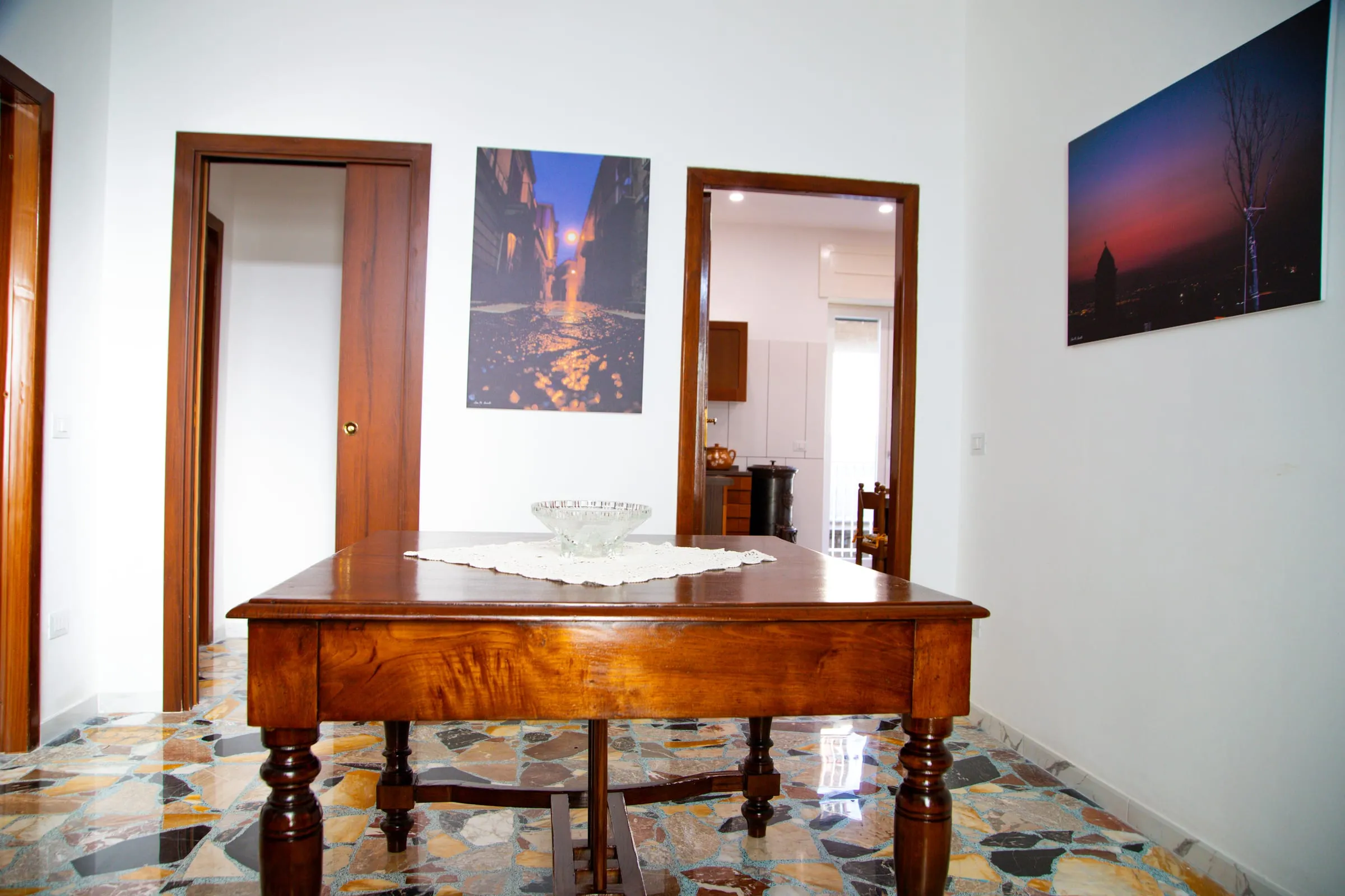 Ingresso e porte verso le camere
