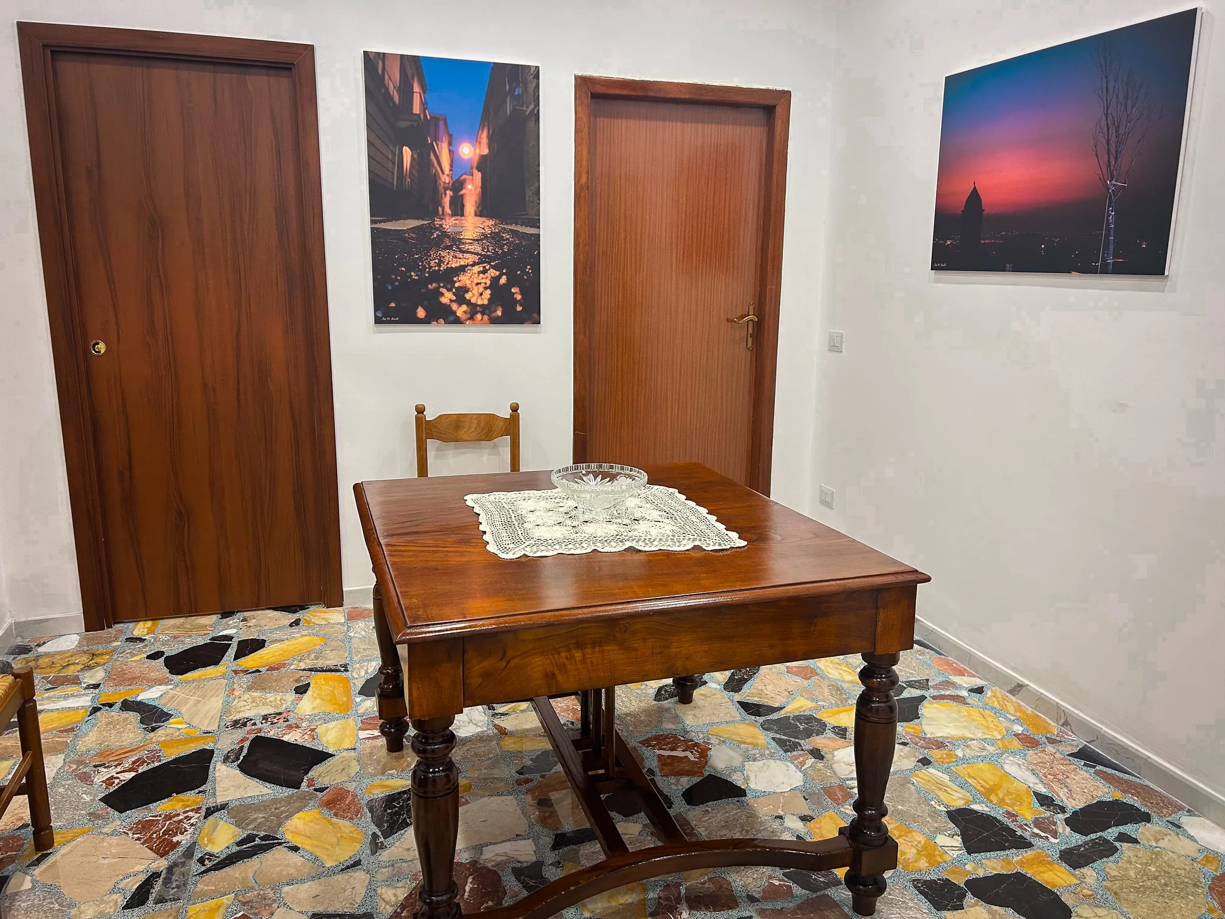 Ingresso: tavolo e sedia