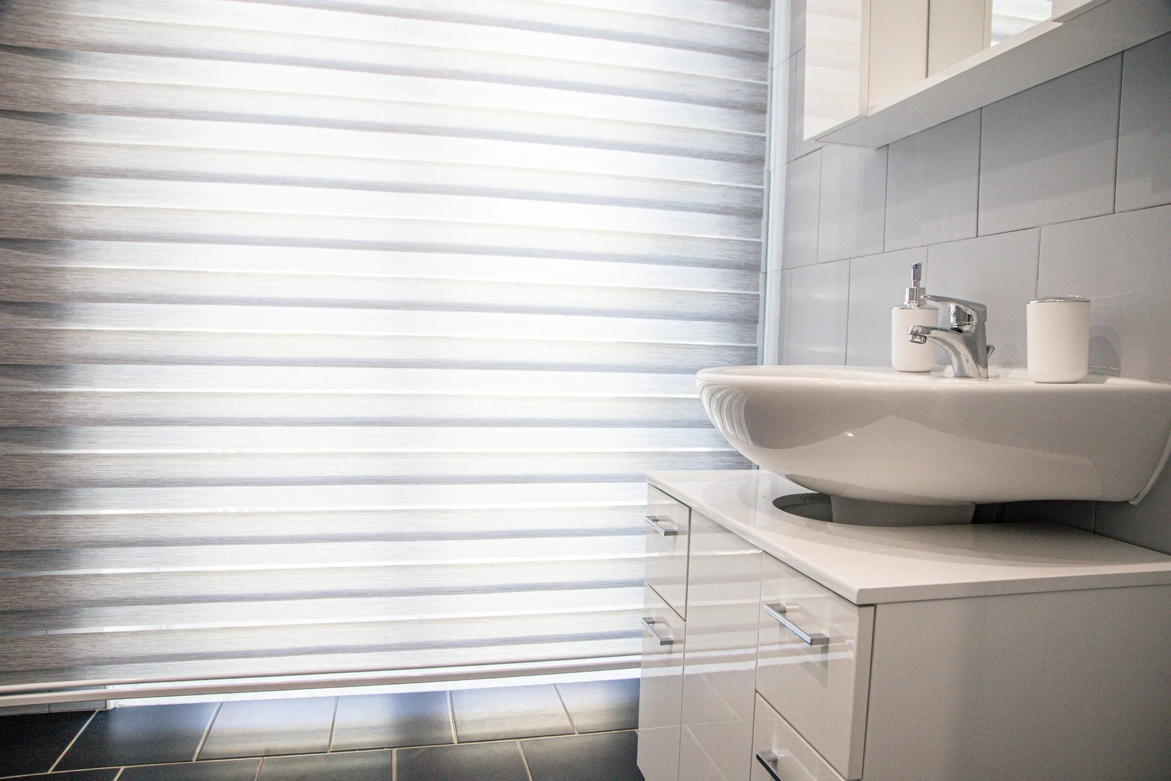 Bagno con lavabo e mobile bianco
