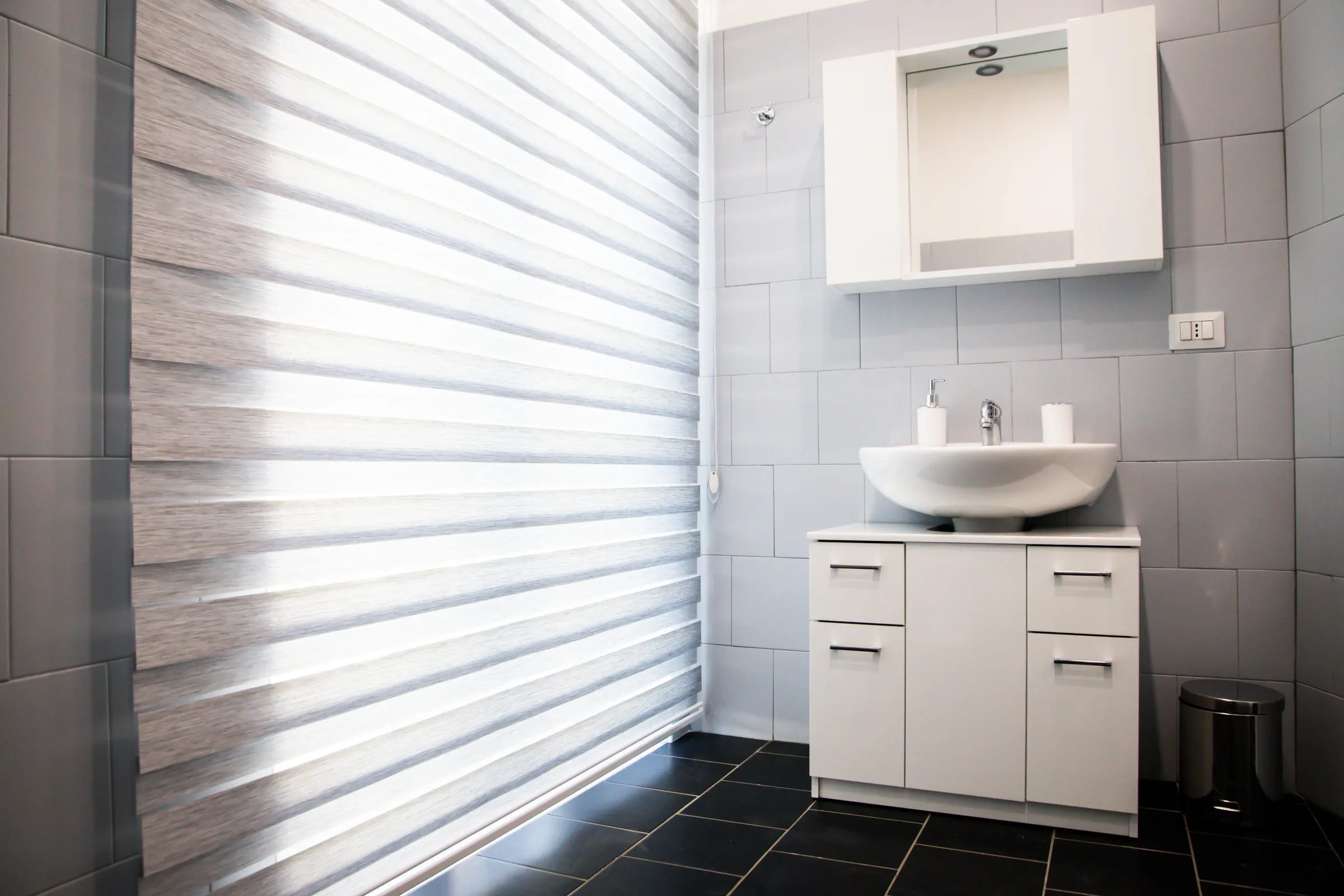 Bagno luminoso con tende a rullo