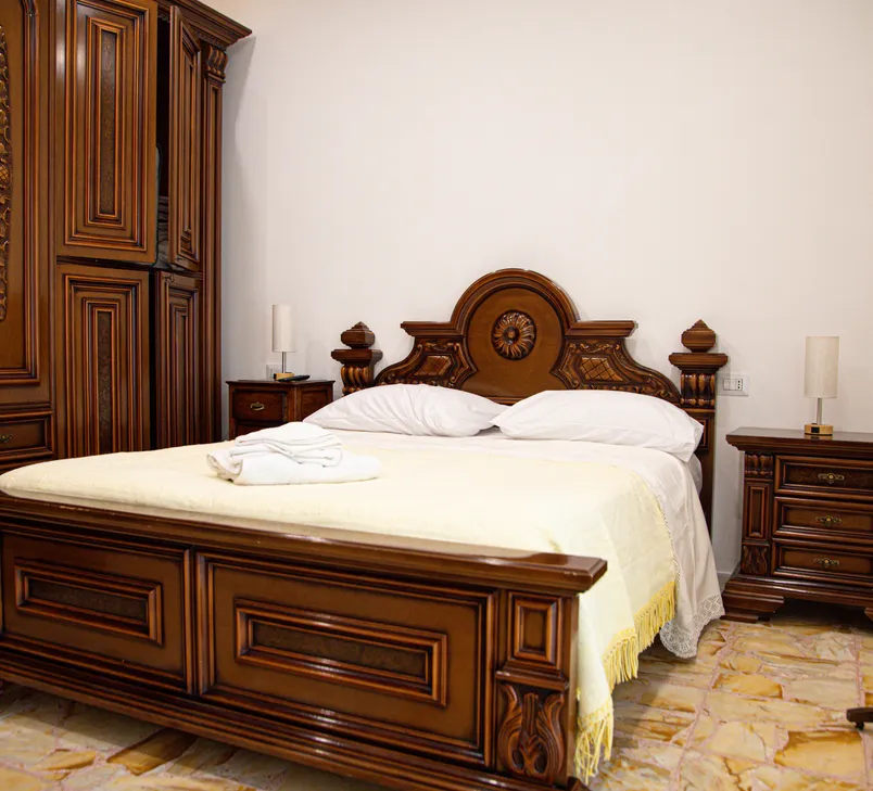 Camera Maria, armadio e letto in noce